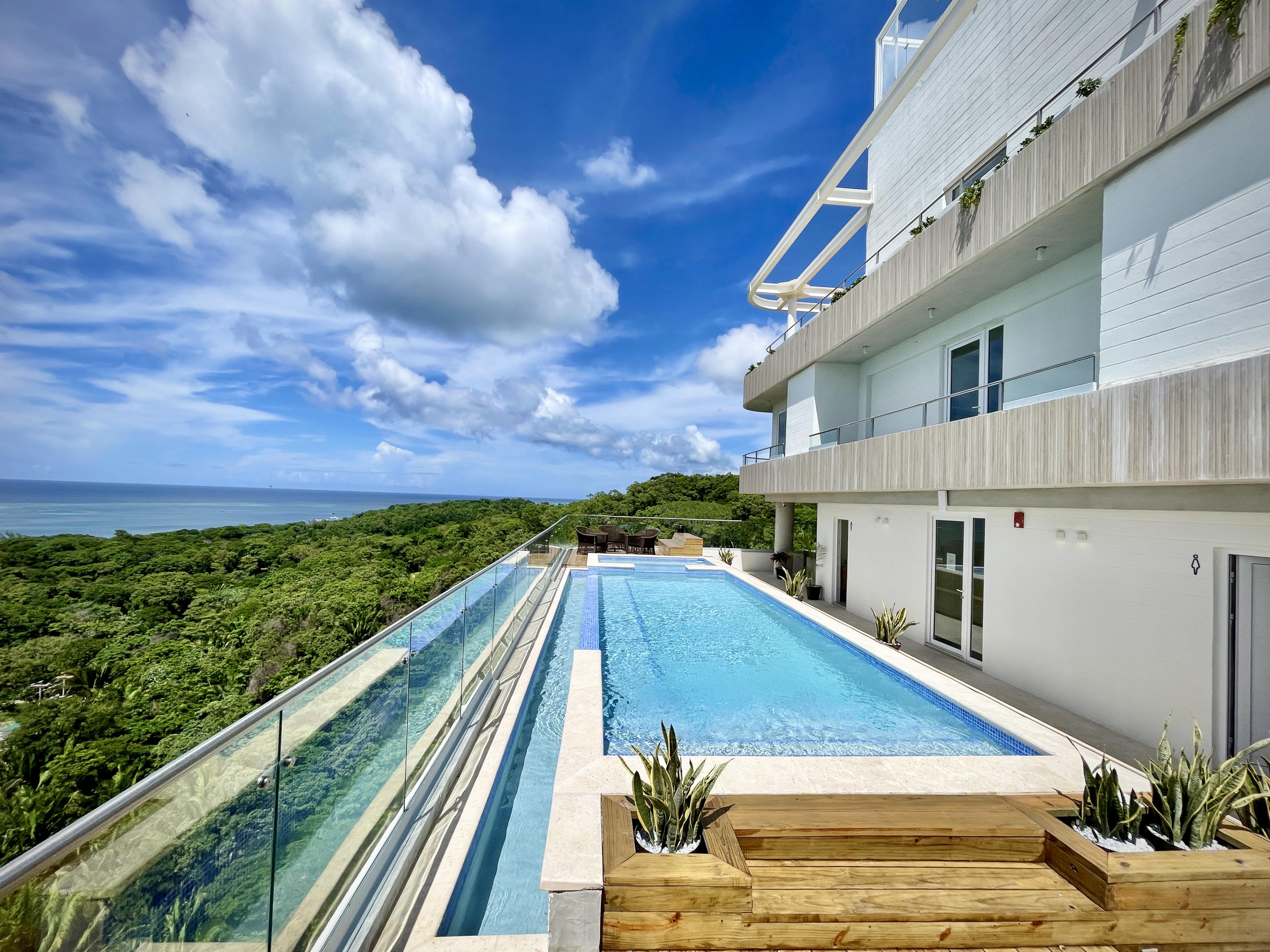 Duna Residence Roatan: Modern Accommodation in the Caribbean